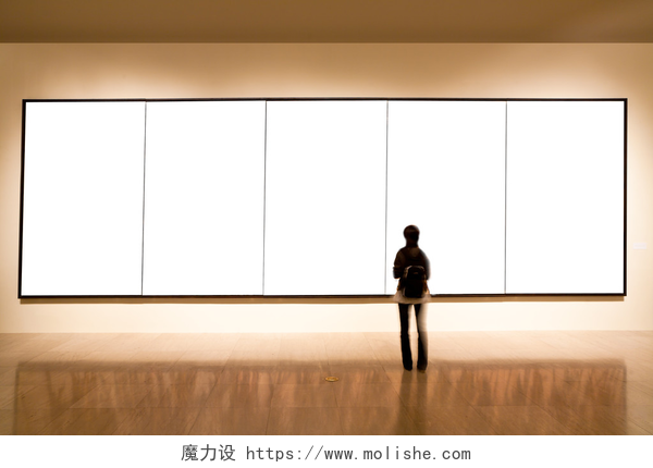 上海艺术画展上的女孩剪影在艺术画廊中的空白帧